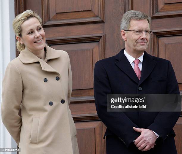 Christian Wulff und Ehefrau Bettina in Erwartung der Sternsinger aus dem Bistum Essen vor dem Schloss Bellevue in Berlin