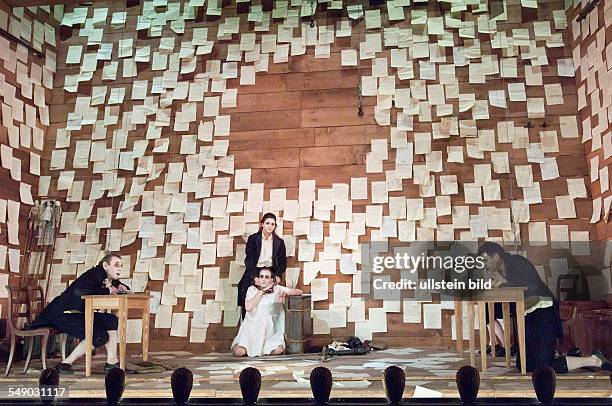 Production of Heinrich von Kleist's play 'Käthchen von Heilbronn' in the Deutsches Theater, Berlin; scene with Jörg Pose, Barbara Heynen, Elias...