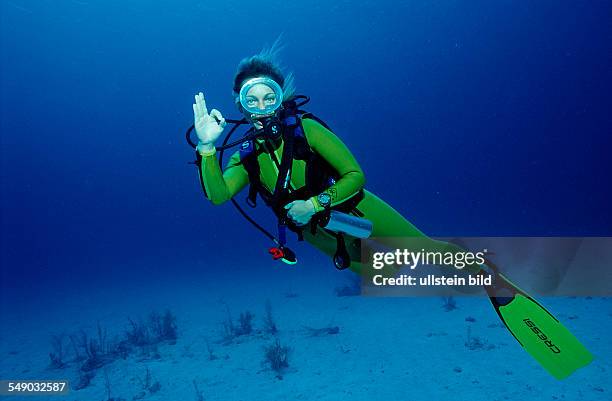 Scuba diver shows o.K. Signal, Bahamas, Caribbean Sea, Grand Bahama Island