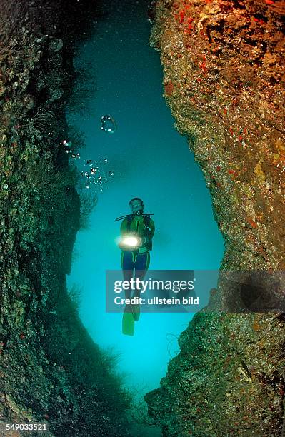 Scubadiver and tectonical rift, Djibouti, Djibuti, Africa, Afar Triangle, Gulf of Aden, Gulf of Tadjourah