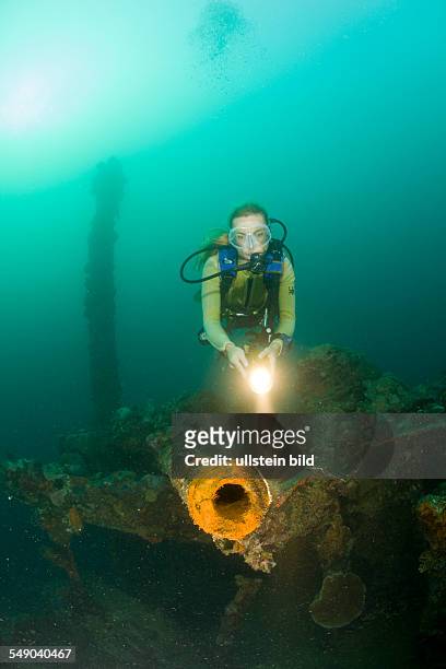 Diver and Gun of Japanese Warship of II World War Helmet Wreck, Micronesia, Palau