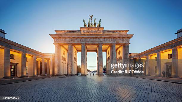 brandenburg gate at sunset - lugar famoso internacional fotografías e imágenes de stock