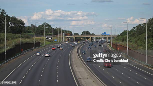 traffic on multi-lane expressway - vierbaansweg stockfoto's en -beelden