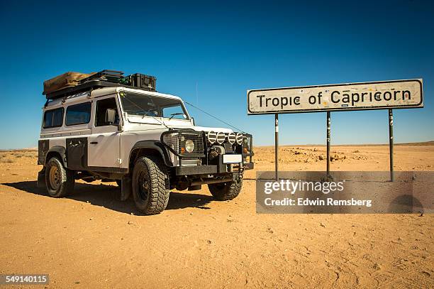 crossing the line - 4x4 desert stockfoto's en -beelden