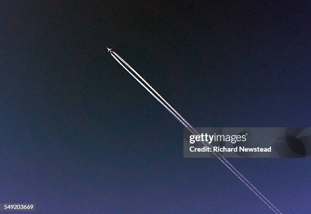 night flight - airplane clear sky stock pictures, royalty-free photos & images