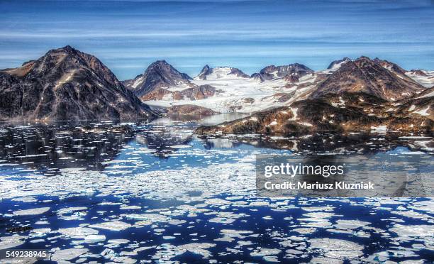 east greenland coastline glacier and floating ice - drijfijs stockfoto's en -beelden