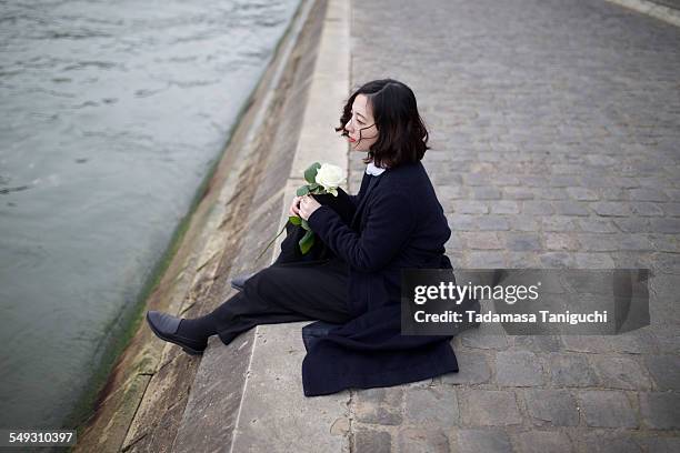 woman with a white rose - black rose stockfoto's en -beelden