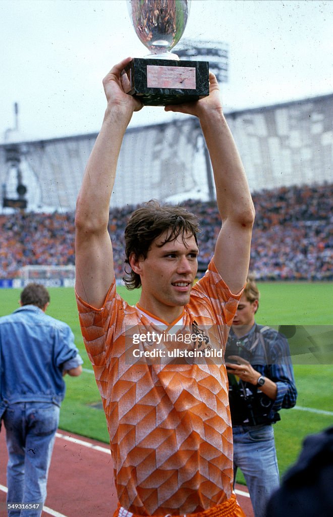 EM 1988. Finale: Niederlande - UdSSR am 25.6. in München (2:0). Marco van Basten mit Pokal