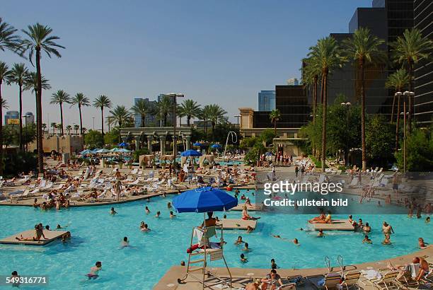 Badevergnügen am Swimming-Pool des Luxor in Las Vegas