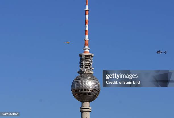 Hubschreuber umkreisen den Berliner Fernsehturm