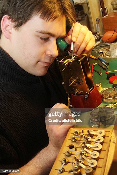 Uhren Maeckert - Uhrmachermeister und Juwelier - Geselle bei der Arbeit