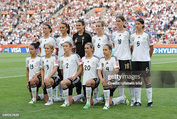 Fussball, FIFA Frauen-Weltmeisterschaft, Vorrunde, Spiel 17 in Mönchengladbach, FRANKREICH - DEUTSCHLAND 2-4 Team Deutschland - obere Reihe v.re....