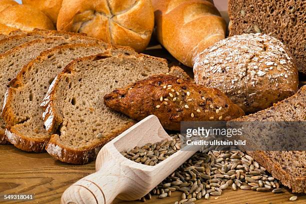 Mehrere verschiedene Sorten Brot. Gesunde Ernährung durch frische Backwaren.