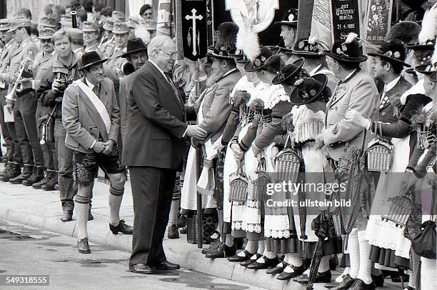 Der Weltwirtschaftsgipfel am 6. Juli 1992 in München. Im Bild: Bundeskanzler Helmut Kohl begrüßt Menschen in bayerischer Tracht