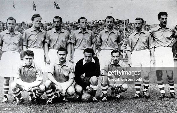 Qualifying for the Football World Championship 1954 Saarland - Norway in Saarbrücken, the team from the Saarland: Waldemar Philippi, Werner Otto,...