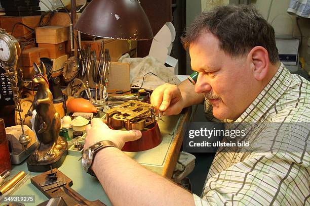 Uhren Maeckert - Uhrmachermeister und Juwelier - Uhrmacher bei der Arbeit