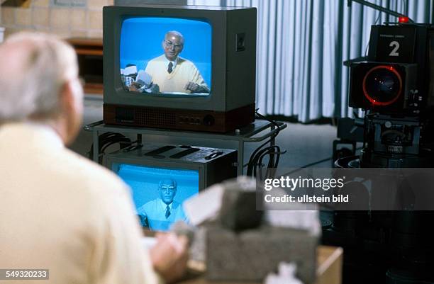 Germany, cartoonist and actor Vicco von Bülow, Loriot, acting as Bernhard Grzimek, in the TV studio of Radio Bremen