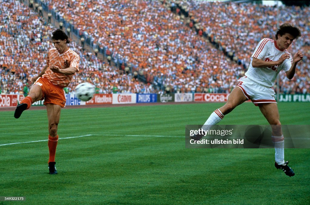 EM 1988. Finale: Niederlande - UdSSR am 25.6. in M?nchen (2:0). 2:0 durch van Basten (Hol.).