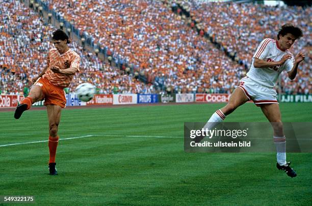 Europameisterschaft 1988. Finale: Niederlande - UdSSR am 25.6. In M?nchen . Tor zum 2:0 durch Marco van Basten . Re: Litowtschenko .