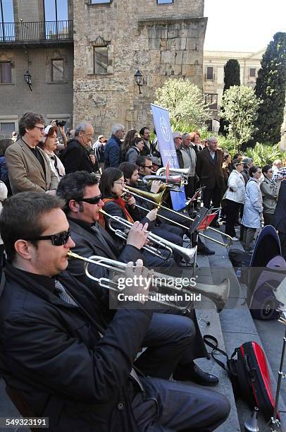 An jedem Sonntagmittag spielt eine 11köpfige Musikkapelle, die Cobla, auf dem Platz Pla de la Seu vor der Kathedrale zum traditionellen Reigentanz...