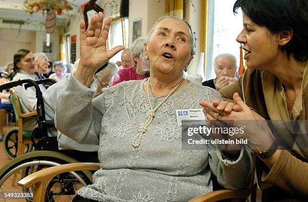 Frau und Pflegerin im Gespräch beim "Alzheimer Tanz Café", Musiktherapie fuer pflegebeduerftige Menschen mit Alzheimer im Pflegeheim Dr. Harnisch -...