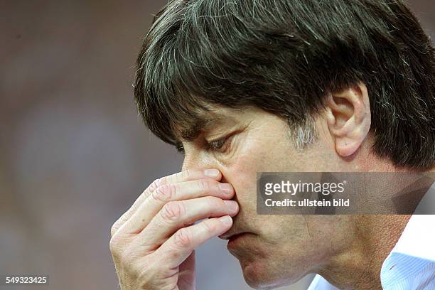 Trainer Joachim Loew an Nase fassend enttäuscht enttaeuscht, Enttaeuschung Enttäuschung, , Sport, Fußball Fussball, UEFA EM Europameisterschaft Euro...