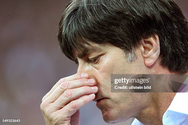 Trainer Joachim Loew an Nase fassend enttäuscht enttaeuscht, Enttaeuschung Enttäuschung, , Sport, Fußball Fussball, UEFA EM Europameisterschaft Euro...