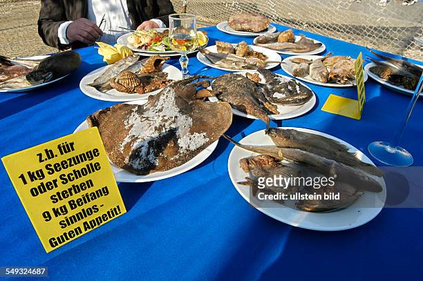 Aktion von Greenpeace gegen die Zerstoerung der Meere durch uebermaessigen Fischfang vor dem Brandenburger Tor, ein gedeckter Esstisch mit so...