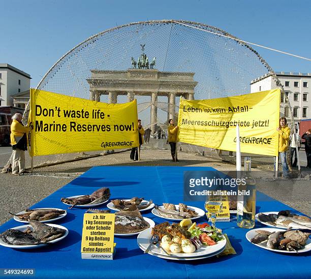 Aktion von Greenpeace gegen die Zerstoerung der Meere durch uebermaessigen Fischfang vor dem Brandenburger Tor, ein gedeckter Esstisch mit so...