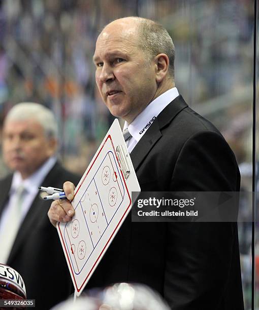 Trainer Don Jackson mit Taktiktafel , Sport, Eishockey, Deutsche Eishockey Liga DEL Play Off Halbfinale, Saison 2011 EHC Eisbaeren Eisbären vs....