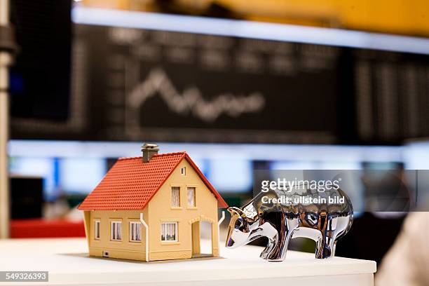 Trading floor of the Frankfurt Stock Exchange with a model of a residential house and of a bear. Symbol: real estate, real estate fund, US mortgage...