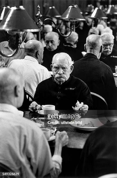 Great Britain, England, London, Chelsea veterans in the dining hall, having lunch