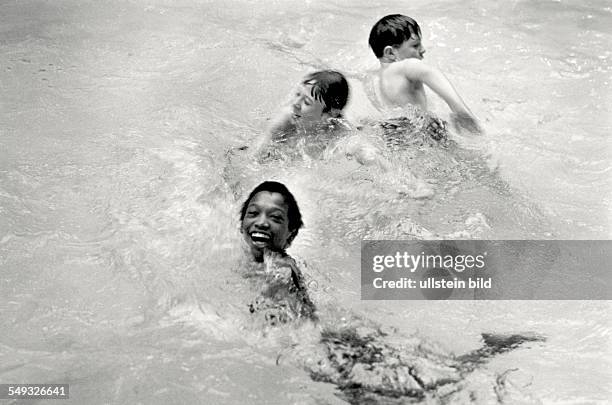 Great Britain, England, London, Battersea Secondary School, pupils swimming in the swimming bath, boys