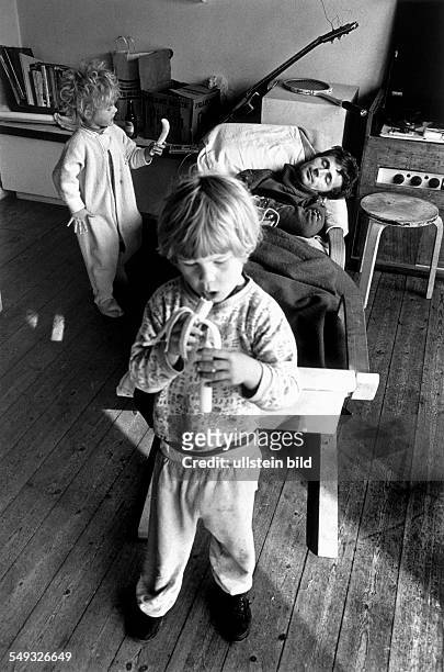 Great Britain, England, London, father with children in the morning still tired and sleepy