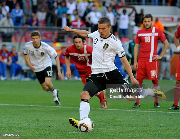 Fussball-Weltmeisterschaft 2010. Deutschland 6.2010. Lukas Podolski beim Elfmeter.
