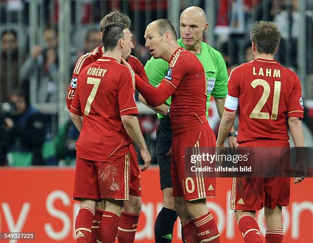 Fussball, Saison 2011-2012, UEFA Champions League, Halbfinale, FC Bayern München - Real Madrid 2-1, Streitigkeiten zwischen Arjen Robben , mi., und...