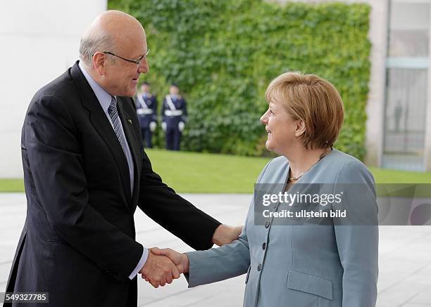 Bundeskanzlerin Angela Merkel empfängt den libanesischen Ministerpräsidenten Nadschib Miqati im Bundeskanzleramt in Berlin, Handshake