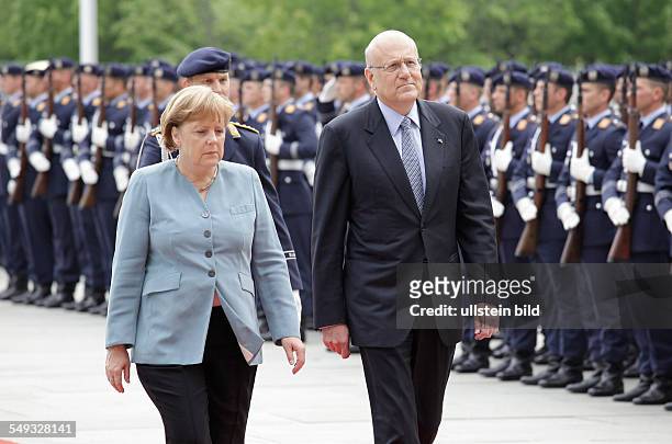 Bundeskanzlerin Angela Merkel empfängt mit militärischen Ehren den libanesischen Ministerpräsidenten Nadschib Miqati im Bundeskanzleramt in Berlin