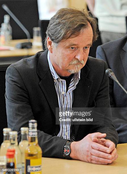 Der ehemalige Praesident des Thueringer Landesamtes fuer Verfassungsschutz, Helmut Roewer vor seiner Befragung im NSU-Untersuchungsausschuss des...