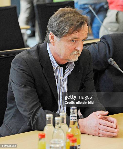 Der ehemalige Praesident des Thueringer Landesamtes fuer Verfassungsschutz, Helmut Roewer vor seiner Befragung im NSU-Untersuchungsausschuss des...