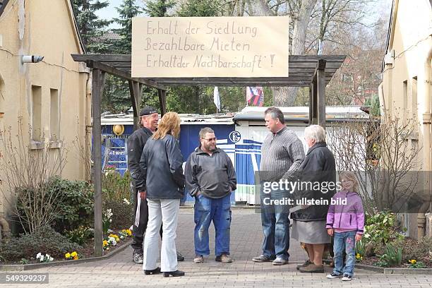 Deutschland. NRW, Gelsenkirchen: Demonstration von Mietern in einer der aeltesten Bergarbeitersiedlung des Ruhrgebiets "Floez Dickebank" gegen den...