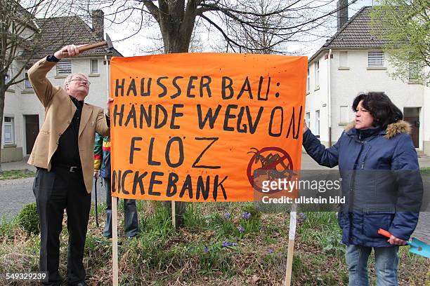 Deutschland. NRW, Gelsenkirchen: Demonstration von Mietern in einer der aeltesten Bergarbeitersiedlung des Ruhrgebiets "Floez Dickebank" gegen den...