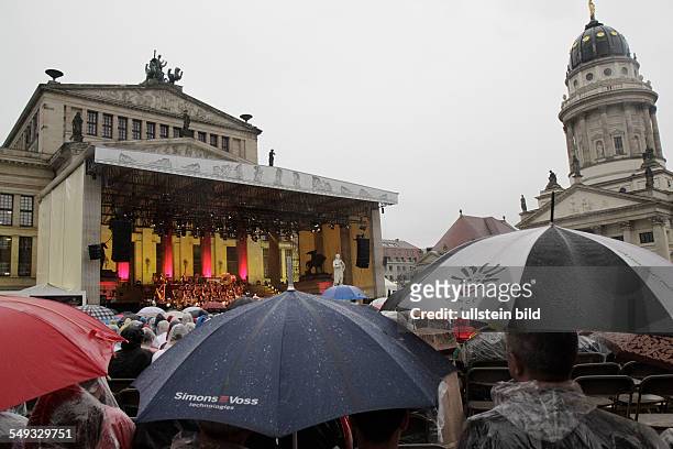 Konzerthaus im Regen, Regenschirme am bei der ersten Nacht des Classic Open Air Festivals auf dem Berliner Gendarmenmarkt