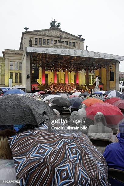 Konzerthaus im Regen, Regenschirme am bei der ersten Nacht des Classic Open Air Festivals auf dem Berliner Gendarmenmarkt