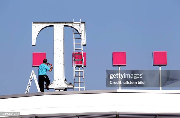 Reparaturarbeiten an einem Logo der Deutschen Telekom