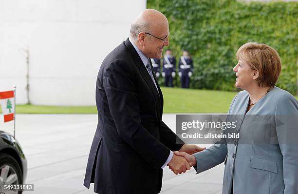 Bundeskanzlerin Angela Merkel empfängt den libanesischen Ministerpräsidenten Nadschib Miqati im Bundeskanzleramt in Berlin, Handshake