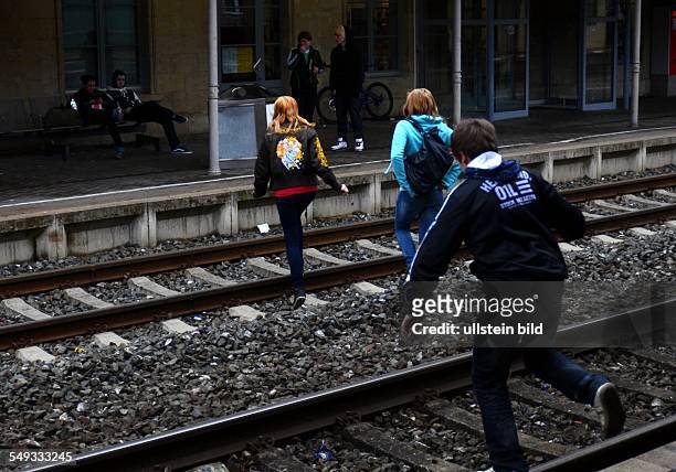 Jugendliche überqueren die Bahngleise auf der ICE-Bahnstrecke zwischen Muenchen und Berlin im Bahnhof Kronach.