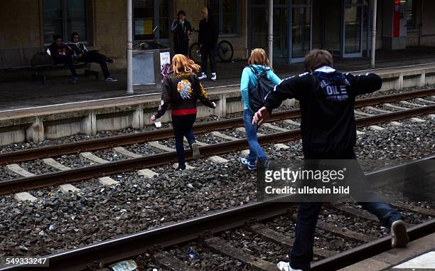 Jugendliche überqueren die Bahngleise auf der ICE-Bahnstrecke zwischen Muenchen und Berlin im Bahnhof Kronach.