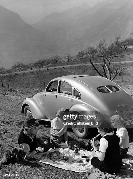 Young people have a picnic outdoor Vintage property of ullstein bild