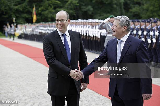 Bundespräsident Joachim Gauck empfängt Fürst Albert II. Und Fürstin Charlene von Monaco in Schloss Bellevue in Berlin: Gauck und Albert II. Nach dem...